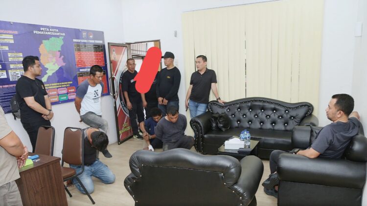 Dirresnarkoba Polda Sumut, Kombes Pol Jean Calvijn Simanjuntak, S.I.K., M.H interogasi ke empat tersangka di ruangan Kasat Resnarkoba Polres Pematangsianțar
