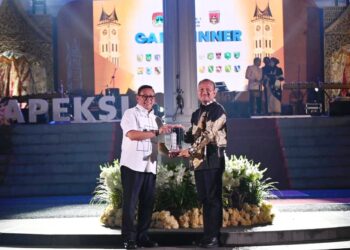 Walikota Tanjungbalai Mahyaruddin Salim didampingi istri Ny. Mashandayani Mahyaruddin, menghadiri malam Gala Diner Moskomwil I APEKSI Tahun 2025