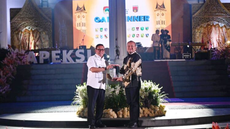 Walikota Tanjungbalai Mahyaruddin Salim didampingi istri Ny. Mashandayani Mahyaruddin, menghadiri malam Gala Diner Moskomwil I APEKSI Tahun 2025