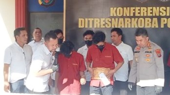 Direktur Reserse Narkoba Polda Sumut, Kombes Pol Calvijn Simanjuntak didampingi Kabid Humas, Kombes Pol Ferry Walintukan dan petugas Avsec paparkan penyeludupan 5 kg sabu dengan cara dilakban. (Foto Ist)