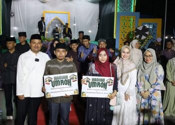 Walikota Tanjungbalai Mahyaruddin Salim secara pribadi memberikan hadiah ibadah Umroh kepada Juara 1 Mujawwad Dewasa Putra/Putri atas nama Khairul Imam dari Teluk Nibung dan Suci Fitria Rusdi dari Datuk Bandar Timur.