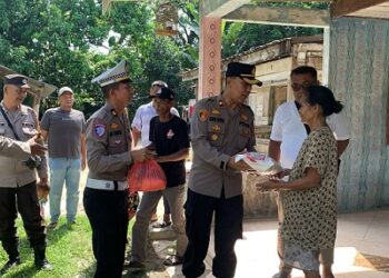 Kapolsek Tanah Jawa Kompol Asmon Bufitra SH. MH bersama personil Bagi Sembako kepada Warga Membutuhkan di Nagori Balimbingan