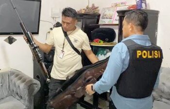 Polisi menggerebek rumah diduga bandar narkoba Bagan Percut yang berhasil menyita berbagai alat hisap narkoba dan satu pucuk senapan angin. (Foto Ist)
