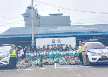Kanit Kamsel IPDA Serly Tarigan SH menyambut kunjungan anak Taman kanak kanak (TK) Kristen Kalam Kudus Kota Pematangsiantar