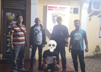 Pelaku SPS diapit Kanit Jahtanras IPDA Ricardo Rajagukguk S.Sos bersama Tim