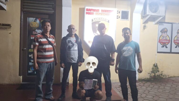 Pelaku SPS diapit Kanit Jahtanras IPDA Ricardo Rajagukguk S.Sos bersama Tim