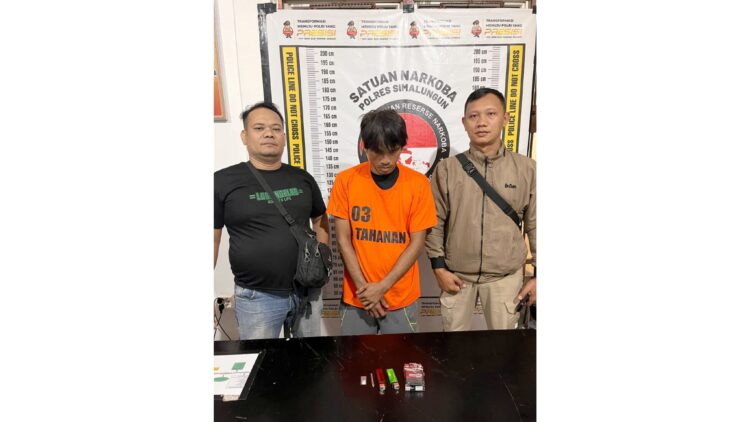 Tersangka Tersangka Jahoras Saragih beserta barang bukti
