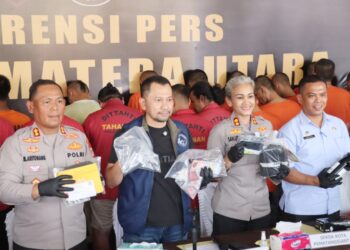 Kapolres Pematangsianțar AKBP Sah Udur T.M Sitinjak, S.H., S.I.K., M.H bersama Dirresnarkoba Polda Sumut Kombes Pol Dr. Jean Calvijn Simanjuntak, SIK, MH menggelar Konferensi Pers Peredaran Narkoba dan Miras Ilegal