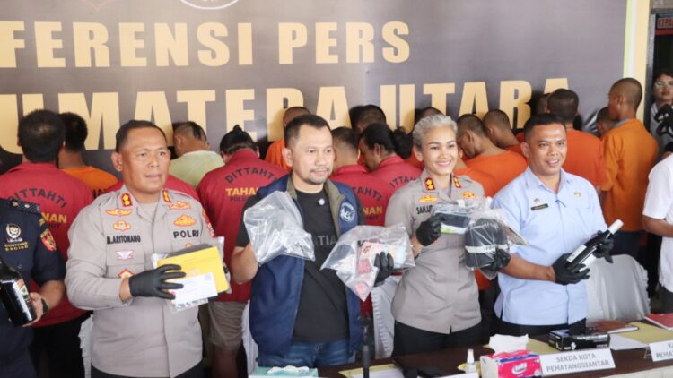 Kapolres Pematangsianțar AKBP Sah Udur T.M Sitinjak, S.H., S.I.K., M.H bersama Dirresnarkoba Polda Sumut Kombes Pol Dr. Jean Calvijn Simanjuntak, SIK, MH menggelar Konferensi Pers Peredaran Narkoba dan Miras Ilegal