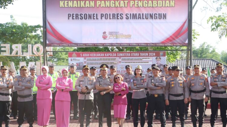 Kapolres Simalungun AKBP Marganda Aritonang, S.H., S.I.K., M.M., memimpin langsung upacara Kenaikan Pangkat Luar Biasa Kabag SDM AKBP Gandhi Hutagaol S.H
