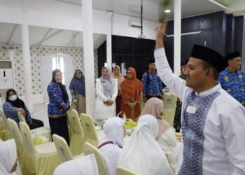 Wali Kota Tanjungbalai, Mahyaruddin Salim didampingi Wakil Wali Kota Muhammad Fadly Abdina menghadiri acara tepung tawar upah upah bagi para jamaah calon haji Kota Tanjungbalai tahun 2025