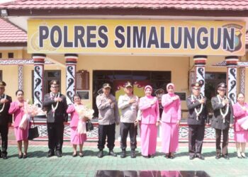 Kapolres Simalungun AKBP Marganda Aritonang, S.H., S.I.K., M.M memimpin upacara pelepasan purna bhakti empat personel Polri di lingkungan Polres Simalungun