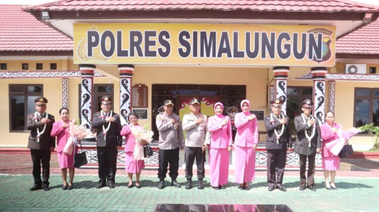 Kapolres Simalungun AKBP Marganda Aritonang, S.H., S.I.K., M.M memimpin upacara pelepasan purna bhakti empat personel Polri di lingkungan Polres Simalungun