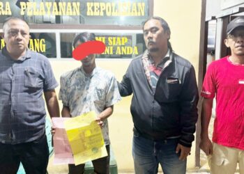Tersangka KM alias Muda diapit Kanit Reskrim IPDA Marlon Hutahean SH bersama Tim Opsnal
