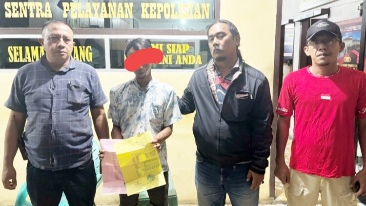 Tersangka KM alias Muda diapit Kanit Reskrim IPDA Marlon Hutahean SH bersama Tim Opsnal