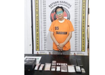 Tersangka Anton alias Asiong beserta barang bukti