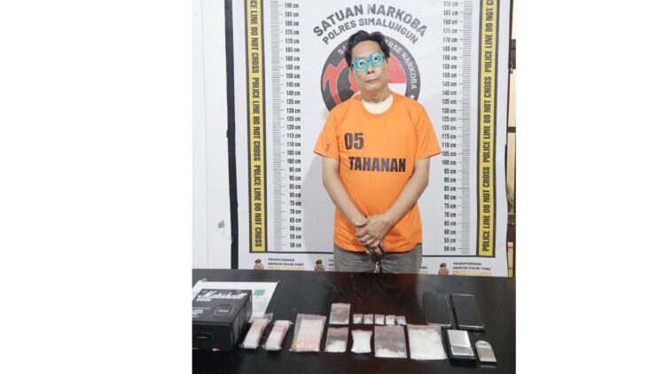 Tersangka Anton alias Asiong beserta barang bukti