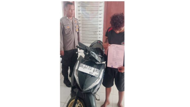 Pelaku curanmor RR dan barang bukti di Polseķ Sidamanik