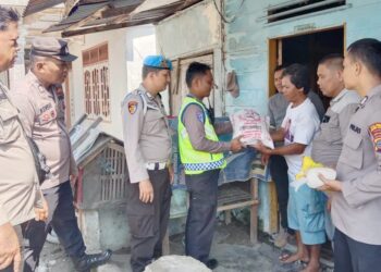 IPDA F. Simangunsong saat bagikan sembako kepada Bapak Yohanes Marpaung/Ibu Br. Marpaung
