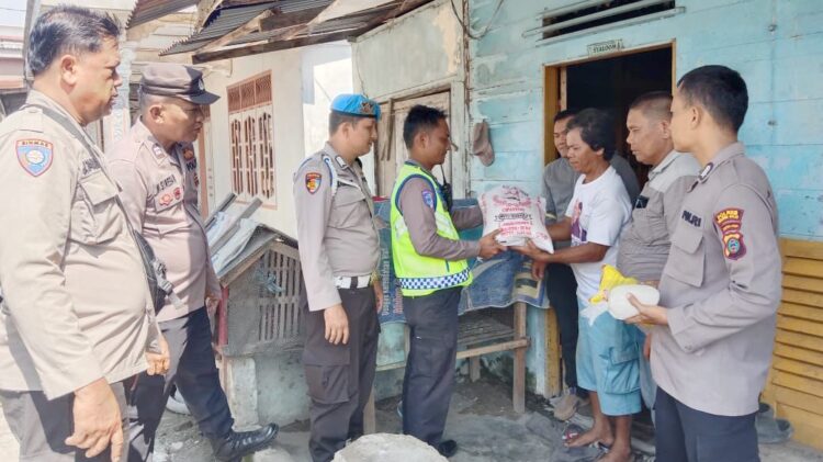 IPDA F. Simangunsong saat bagikan sembako kepada Bapak Yohanes Marpaung/Ibu Br. Marpaung