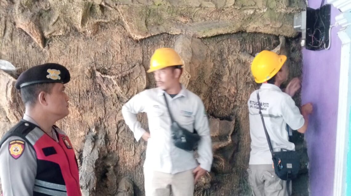 BRIGADIR Raymond Silitonga pendampingan Petugas PLN Pematangsiantar laksanakan P2TL ke pemukiman warga Jl. Meranti