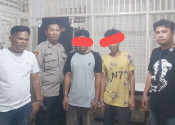 Kedua residivis pencurian, AIN dan MN diapit Tim Opsnal Unit Reskrim Polsek Sianțar Utara