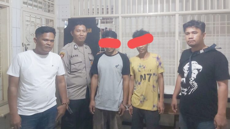 Kedua residivis pencurian, AIN dan MN diapit Tim Opsnal Unit Reskrim Polsek Sianțar Utara