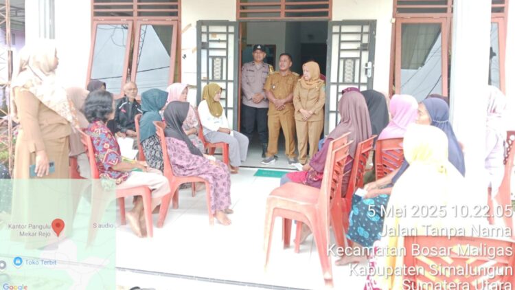 Bhabinkamtibmas Polsek Bosar Maligas, Aipda H. Sinaga, menghadiri dan memantau kegiatan pembagian BLT Dana Desa kepada masyarakat di Kantor Pangulu Mekar Rejo