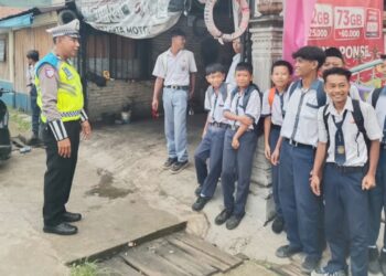 Plt. Kanit Kamsel AIPTU Budi Cahyadi gelar Binluh Lalu Lintas kepada Pelajar YMI Sinaksak