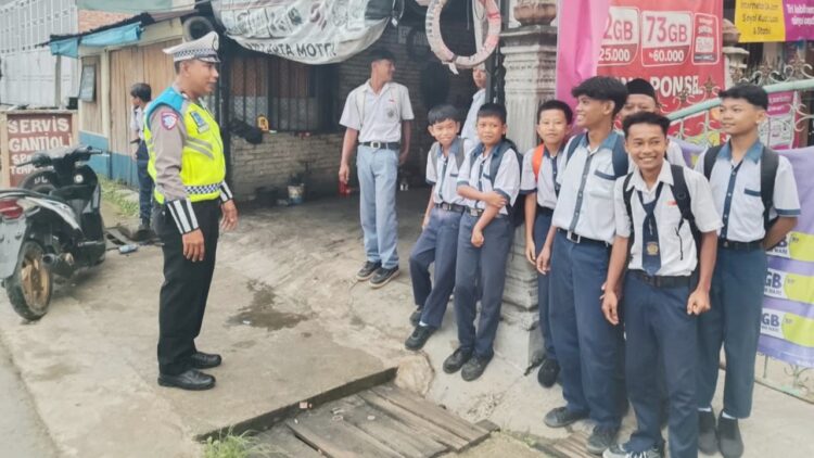 Plt. Kanit Kamsel AIPTU Budi Cahyadi gelar Binluh Lalu Lintas kepada Pelajar YMI Sinaksak