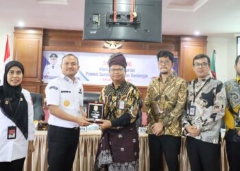 Wali Kota Tanjungbalai Mahyaruddin Salim serahkan plakat kepada Kepala BPK RI Perwakilan Sumut Paula Henry.