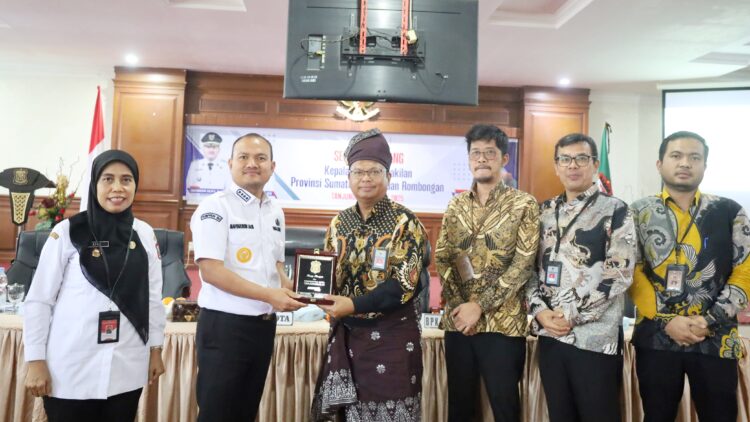 Wali Kota Tanjungbalai Mahyaruddin Salim serahkan plakat kepada Kepala BPK RI Perwakilan Sumut Paula Henry.