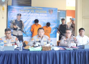 Kapolres Tanjungbalai AKBP Yon Edi Winata SH, SIK, MH didampingi Kasi Humas Kompol Ahmad Dahlan Panjaitan SH dan Kapolsek TBS, KOMPOL HE. Sidauruk, S.H., M.H saat press release di Mako Polseķ TBS