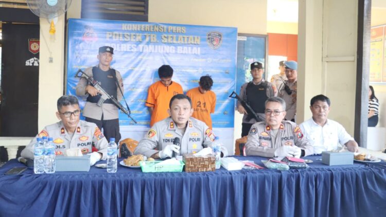 Kapolres Tanjungbalai AKBP Yon Edi Winata SH, SIK, MH didampingi Kasi Humas Kompol Ahmad Dahlan Panjaitan SH dan Kapolsek TBS, KOMPOL HE. Sidauruk, S.H., M.H saat press release di Mako Polseķ TBS