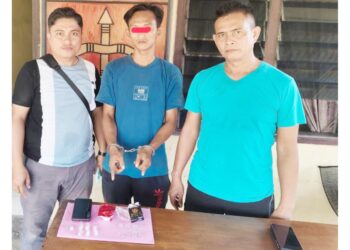 Tersangka Yogi Kurniawan beserta barang bukti diapit Kapolsek Bosar Maligas IPTU Soni Silalahi, SH