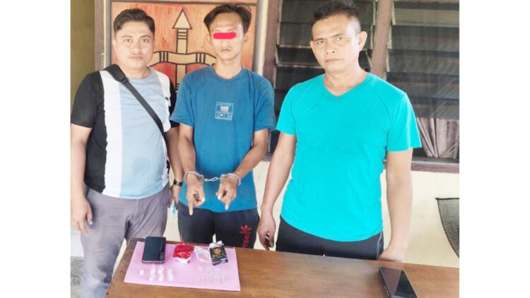 Tersangka Yogi Kurniawan beserta barang bukti diapit Kapolsek Bosar Maligas IPTU Soni Silalahi, SH