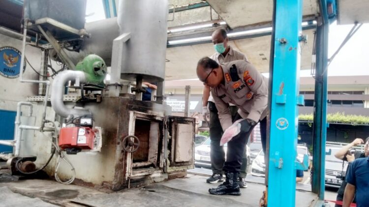 Kapolrestabes Medan Kombes Gidion Arif Setyawan pemusnahan sabu dan pil ekstasi di Mapolrestabes Jalan HM Said Medan.