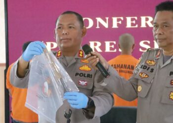 Kapolres Simalungun AKBP Marganda Aritonang, S.H. S.I.K. M.M tunjukkan barang bukti pisau yang digunakan Tersangka Jasaman Girsang