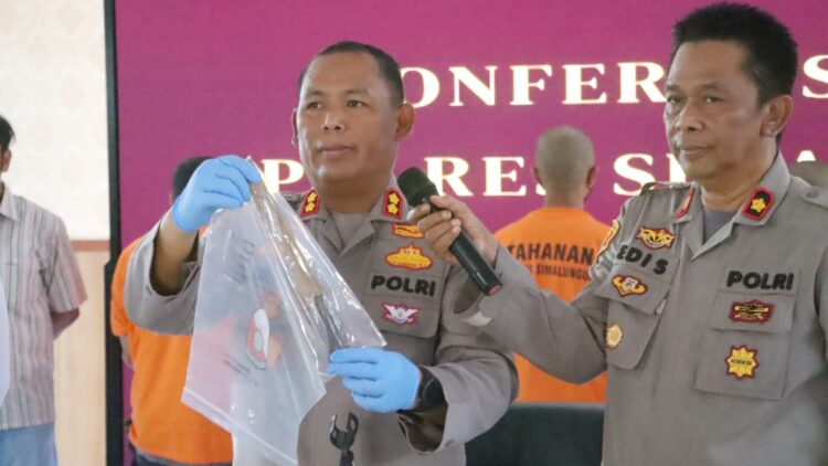 Kapolres Simalungun AKBP Marganda Aritonang, S.H. S.I.K. M.M tunjukkan barang bukti pisau yang digunakan Tersangka Jasaman Girsang
