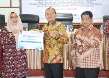 Walikota Tanjungbalai Mahyaruddin Salim didampingi Asisten Pemerintahan Abu Hanifah dan Kadis PPKB Darul Yana Siregar saat menerima DAK Non Fisik (BOKB) Rp 2.352.931.000 dari Kepala Perwakilan BKKBN Provsu Fatmawati