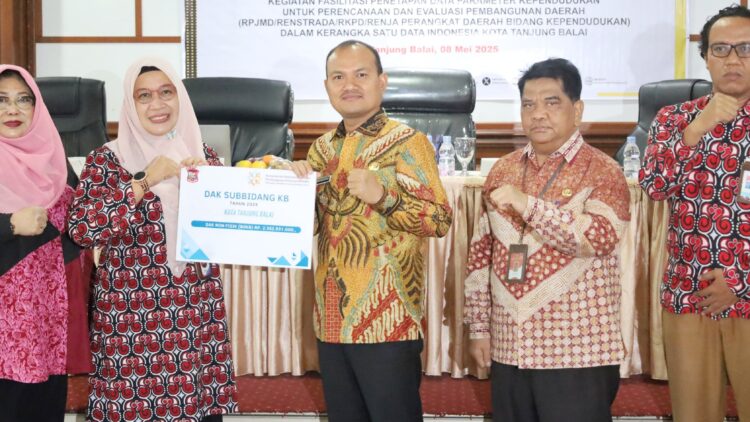 Walikota Tanjungbalai Mahyaruddin Salim didampingi Asisten Pemerintahan Abu Hanifah dan Kadis PPKB Darul Yana Siregar saat menerima DAK Non Fisik (BOKB) Rp 2.352.931.000 dari Kepala Perwakilan BKKBN Provsu Fatmawati