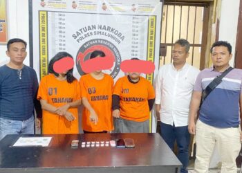 Ketiga tersangka dan barang bukti diarahkan Polsek Tanah Jawa ke Sat Resnarkoba Polres Simalungun.