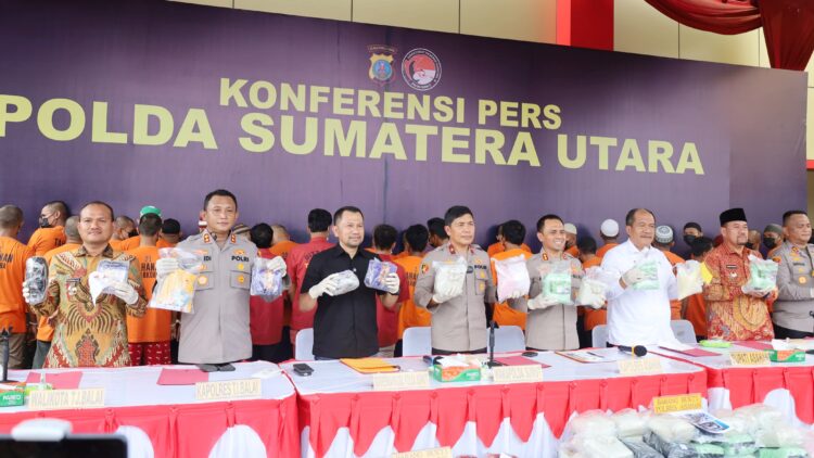 Wali Kota Tanjungbalai Mahyaruddin Salim bersama Bupati Asahan Taufik Zainal Abidin Siregar hadiri Konferensi Pers pengungkapan kasus Tindak Pidana Narkotika