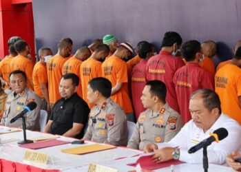 Wakapolda Sumut Brigjen Pol Rony Samtama dalam temu pers di halaman Mapolres Asahan, terkait pemberantasan narkoba di wilayah hukum Polres Batu Bara, Asahan dan Tanjungbalai (Foto Ist)
