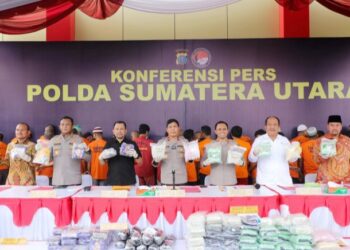 Wakapolda Sumut Brigjen Pol Rony Samtana, S.I.K., M.T.C.P, Dirresnarkoba Kombes Pol Jean Calvijn Simanjuntak, S.I.K., M.H, Kabid Humas Kombes Pol Fery Walintukan saat paparan hasil tangkapan narkoba sepanjang periode 1 Januari hingga 7 Mei 2025. (Foto Ist)