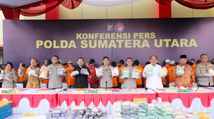 Wakapolda Sumut Brigjen Pol Rony Samtana, S.I.K., M.T.C.P, Dirresnarkoba Kombes Pol Jean Calvijn Simanjuntak, S.I.K., M.H, Kabid Humas Kombes Pol Fery Walintukan saat paparan hasil tangkapan narkoba sepanjang periode 1 Januari hingga 7 Mei 2025. (Foto Ist)