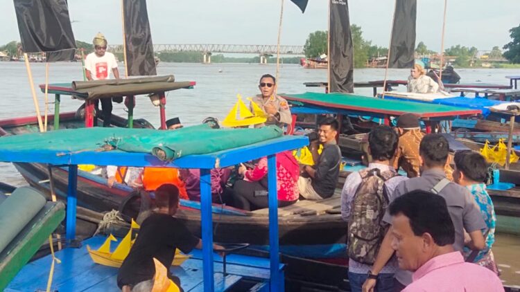 Kapolres Tanjungbalai, AKBP Yon Edi Winara, S.H. S.I.K. M.H menghadiri acara ritual budaya Menebar Hanyut Lancang