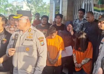 Kapolrestabes Medan, Kombes Pol Gidion Arif Setyawan memberikan keterangan persnya dengan menghadirkan abang beradik pelaku pengiriman mayat bayi melalui Gosend. (Foto Ist)