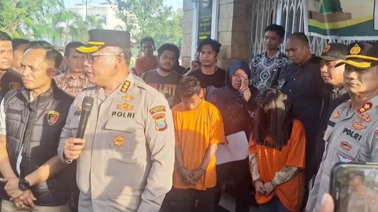 Kapolrestabes Medan, Kombes Pol Gidion Arif Setyawan memberikan keterangan persnya dengan menghadirkan abang beradik pelaku pengiriman mayat bayi melalui Gosend. (Foto Ist)