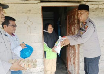 Kapolsek Tanah Jawa, Kompol Asmon Bufitra, S.H., M.H bersama personel Berikan Bantuan Sembako kepada Warga Membutuhkan di Nagori Buntu Turunan